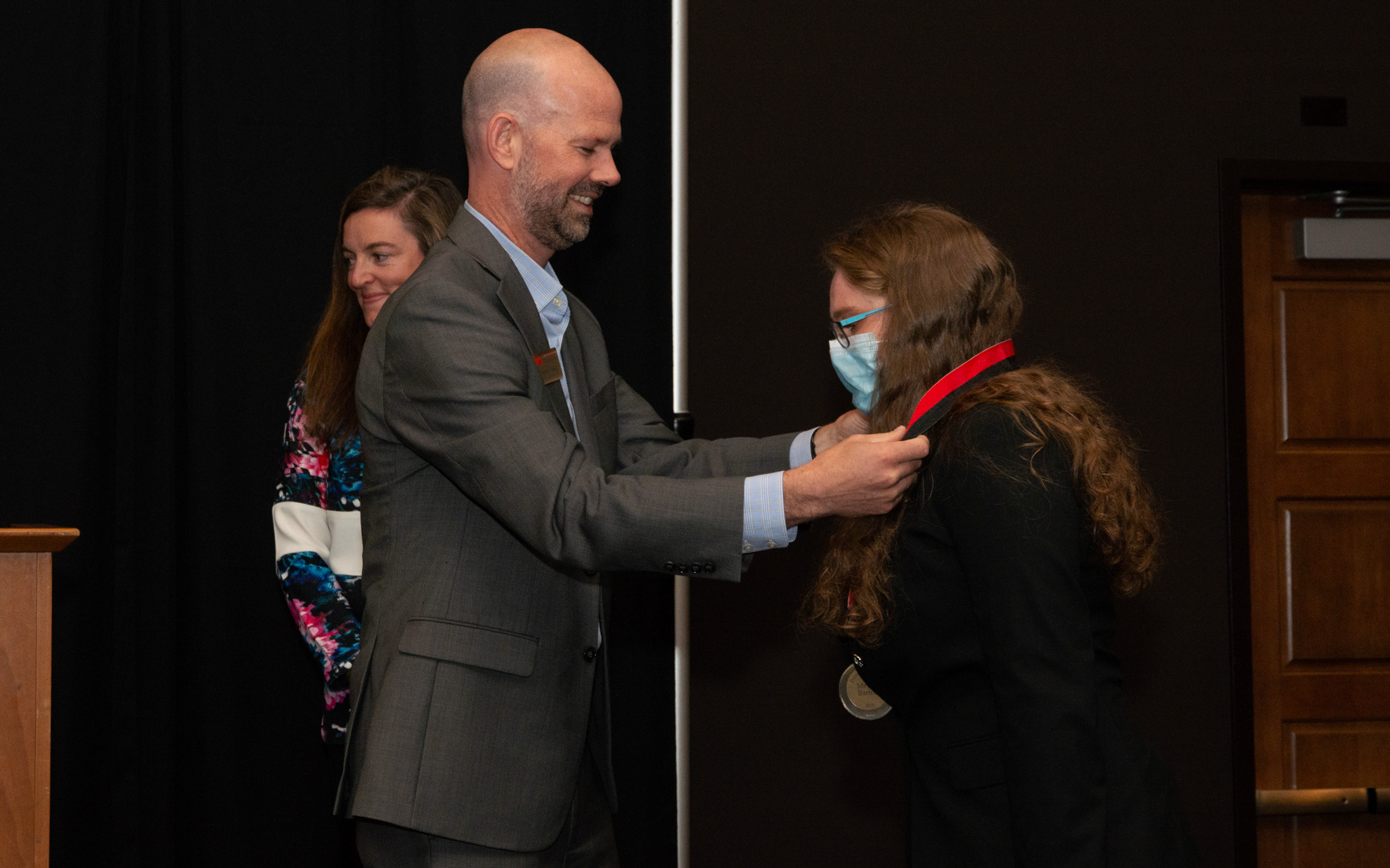 Foundation Executive Director Brad Tuininga presenting a student with a Presidents Medal